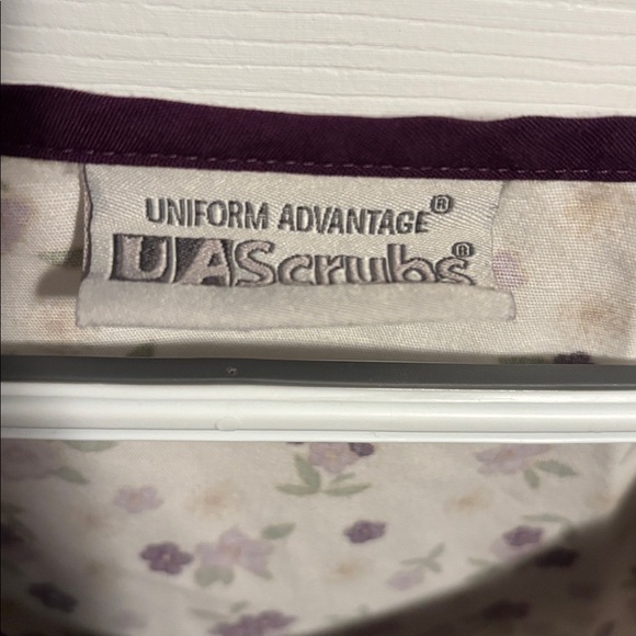 Uniform Advantage Plus Ditsy Floral Scrub Top. Size 3x. - Picture 4 of 5
